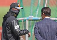 　今江敏晃氏（右）と話す藤川監督（撮影・中田匡峻）