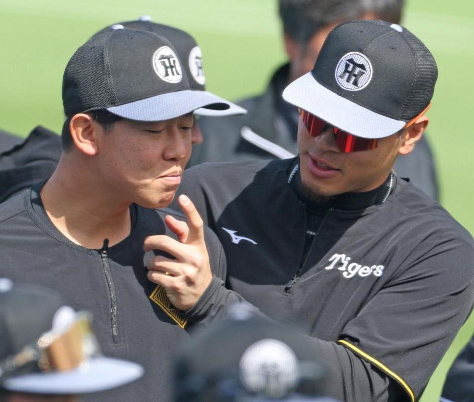 　仲良しな佐藤輝（右）と畠（撮影・中田匡峻）