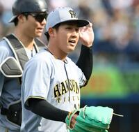 　４回を投げ終え、ベンチへ戻る伊原。奥は捕手の栄枝（撮影・中田匡峻）