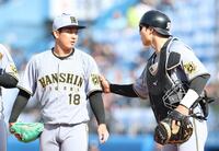 　５回、打席にサンタナを迎え、降板となり栄枝（右）と言葉を交わす伊原（撮影・中田匡峻）