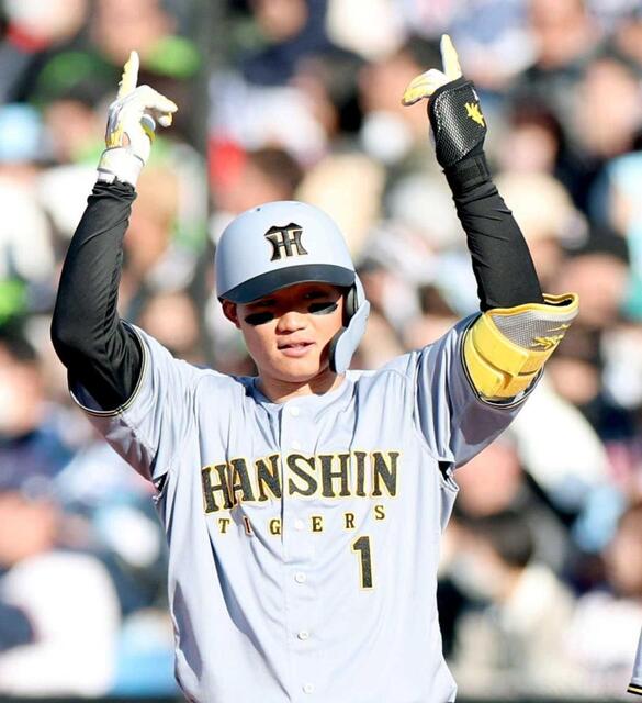 　７回、３安打目となる中前適時打を放ち、ポーズを決める森下（撮影・中田匡峻）