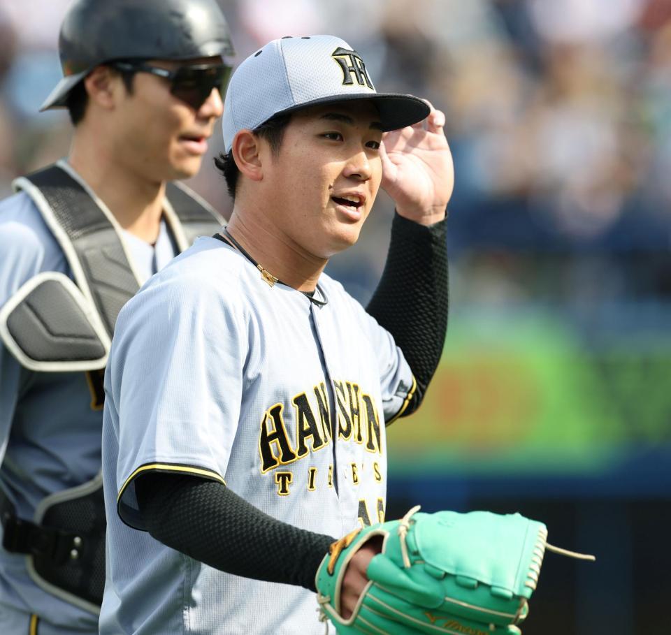 　４回を投げ終え、ベンチへ戻る伊原。奥は捕手の栄枝（撮影・中田匡峻）