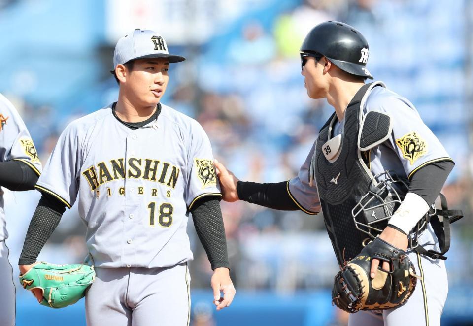 　５回、打席にサンタナを迎え、降板となり栄枝（右）と言葉を交わす伊原（撮影・中田匡峻）