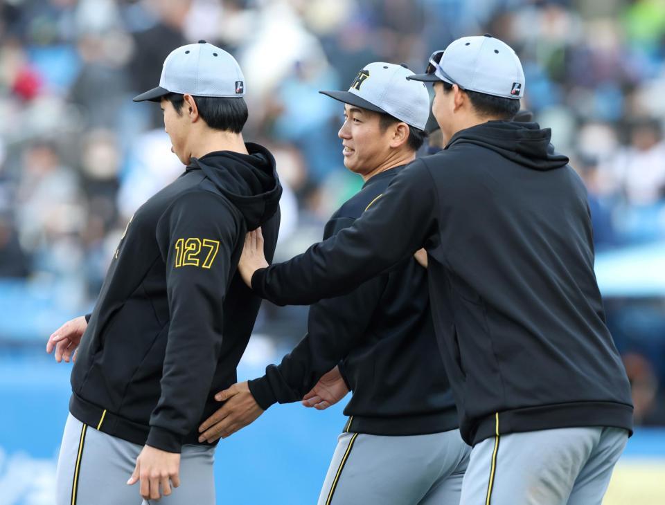 　森下（右）に押されながらナインを迎えに行く伊原（中央）と工藤（撮影・中田匡峻）