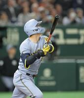 １回、左越えに先制ソロを放つ佐藤輝（撮影・西岡正）