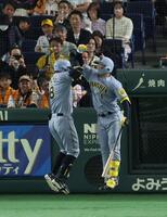 １回、先制ソロを放ち、森下（右）と喜ぶ佐藤輝（撮影・金田祐二）