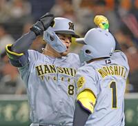 １回、レフトへ先制ソロを放ち、森下（右）とタッチを交わす佐藤輝（撮影・中田匡峻）