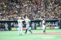 １回、先制ソロを放ち、生還する佐藤輝（撮影・西岡正）