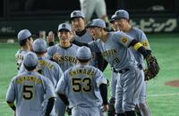 　勝利に笑顔の阪神ナイン（撮影・金田祐二）