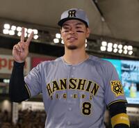 　２本のホームランで勝利に貢献した佐藤輝（撮影・中田匡峻）