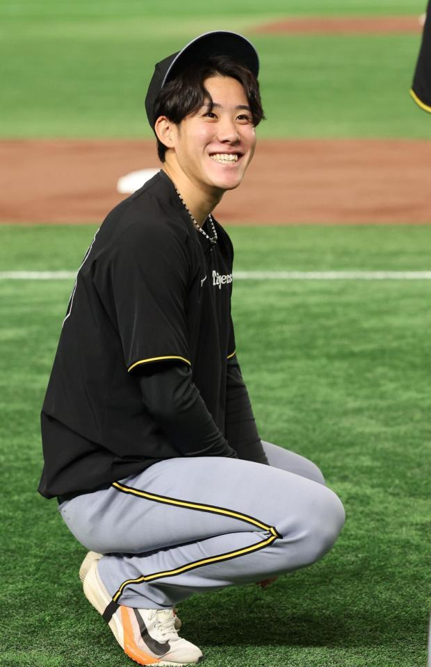 笑顔を見せる富田（撮影・中田匡峻）