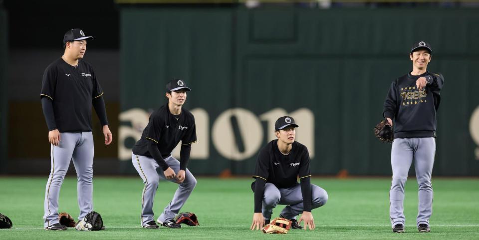 談笑する（左から）大山、中野、小幡、近本（撮影・中田匡峻）