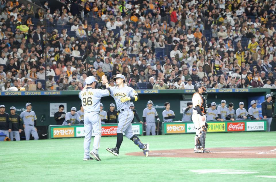 １回、先制ソロを放ち、生還する佐藤輝（撮影・西岡正）