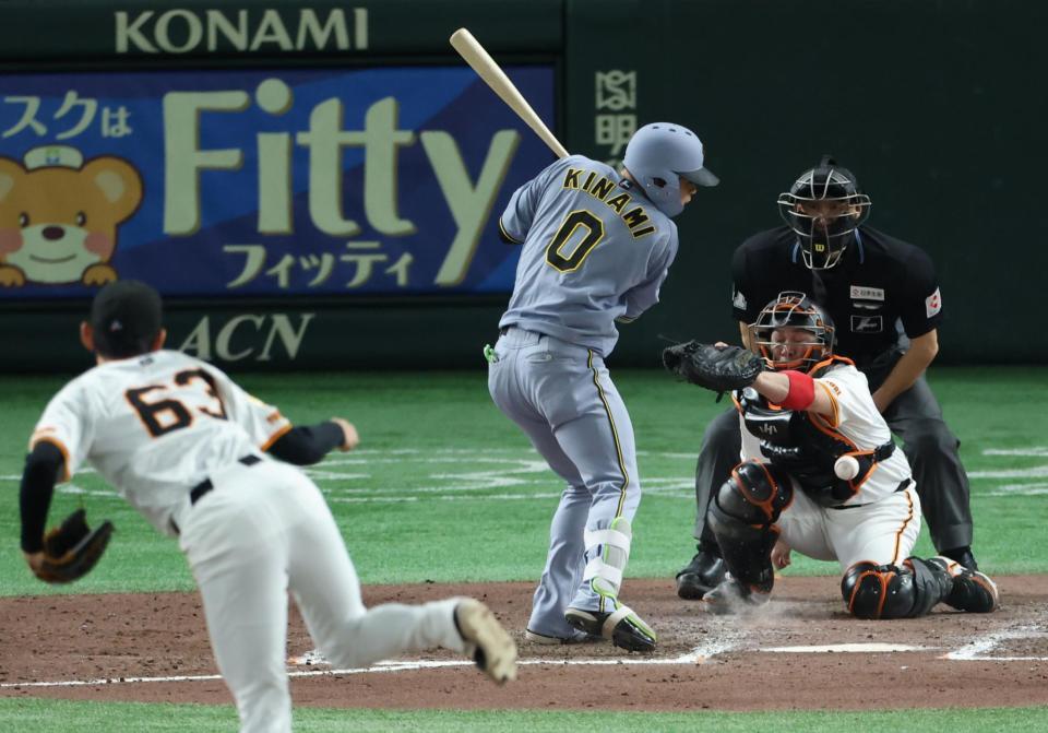 ９回、死球を受ける木浪（撮影・金田祐二）