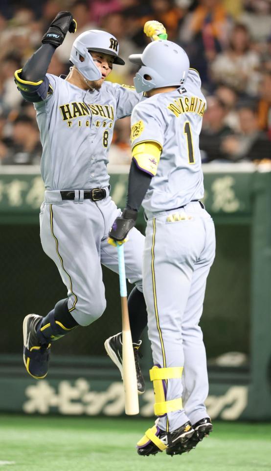 ８回、レフトへソロを放ち、森下（右）とタッチを交わす佐藤輝（撮影・中田匡峻）