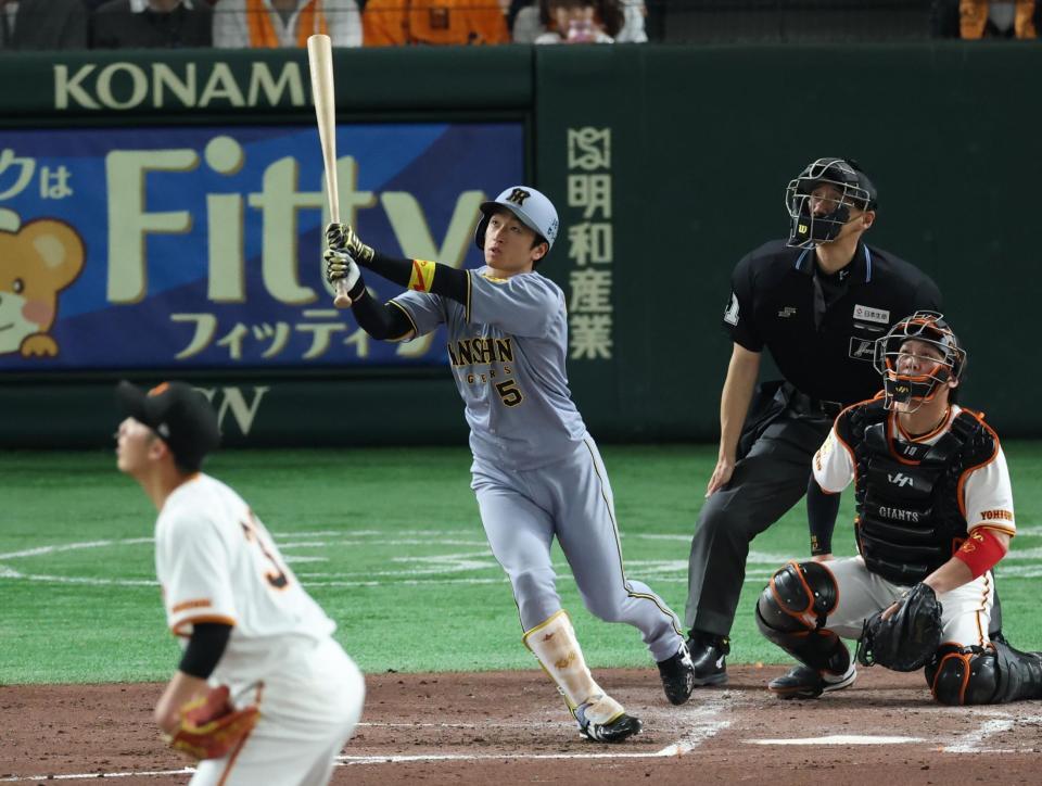 ３回、右越え２ランを放つ近本（撮影・金田祐二）