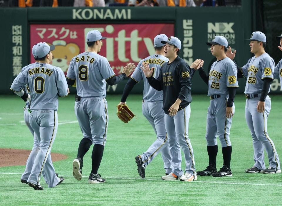 　先頭でナインを迎える富田（撮影・金田祐二）