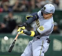 　１回、球団８５００号となる本塁打を放つ