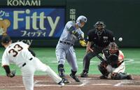 　８回阪神１死、左越えソロを放つ阪神・佐藤輝明＝東京ドーム（撮影・金田祐二）