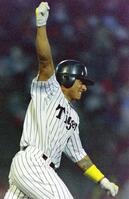 　球団６０００号となる本塁打を放ったタラスコ＝２０００年９月３日、甲子園