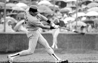 　球団５０００号となる本塁打を放ったパリッシュ＝９０年６月３０日、熊本