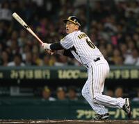 　球団７０００号となる本塁打を放った阪神・金本知憲＝２００９年５月１２日、甲子園