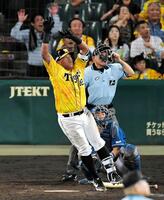 　球団８０００号となる本塁打を放った阪神・ヤンハービス・ソラーテ＝２０１９年７月３０日、甲子園