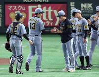 　阪神・岩崎　優からウイニングボールを受け取る阪神・富田蓮（撮影・金田祐二）