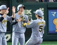 　３回阪神１死一塁、２ランを放った阪神・近本光司を迎える阪神・富田蓮（撮影・金田祐二）