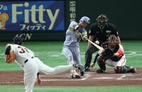 ３回阪塁、右越え２ランを放つ近本（撮影・金田祐二）