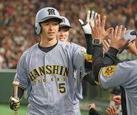 ３回阪神１死一塁、ライトへ勝ち越し２ランを放ち、ナインとタッチを交わす阪神・近本光司＝東京ドーム（撮影・中田匡峻）