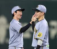 　巨人に勝利し、木浪（右）とタッチを交わす近本（撮影・中田匡峻）