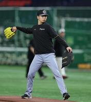 　１軍登録された漆原（撮影・中田匡峻）