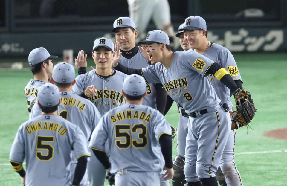 　勝利に笑顔の阪神ナイン