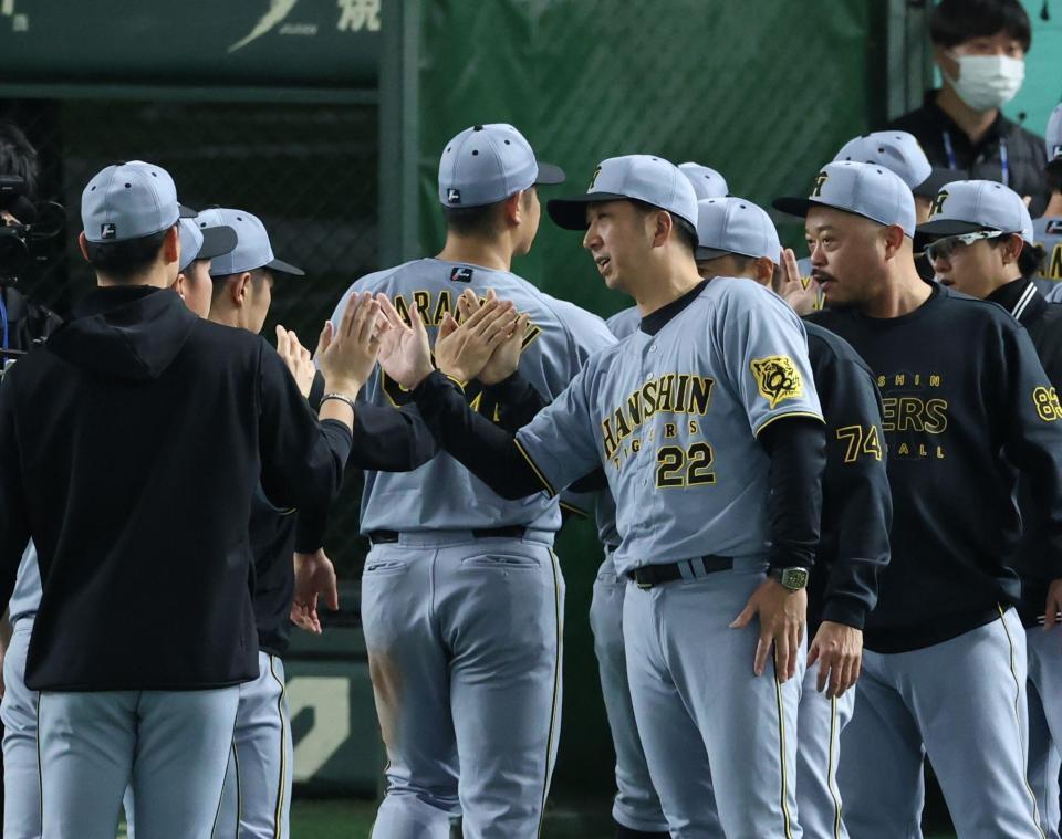 　ナインを迎える藤川監督（撮影・金田祐二）
