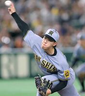 　６回途中に登板し力投する工藤（撮影・西岡正）