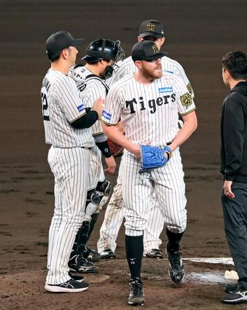 　６回、怒りの表情を見せ降板するビーズリー（撮影・立川洋一郎）