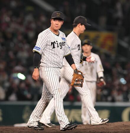 　６回、大山（左）が赤羽のゴロを本塁へ悪送球して勝ち越しを許す（撮影・北村雅宏）