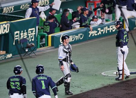 　６回、大山からの送球がそれて捕球できず勝ち越され、肩を落とす捕手・梅野。手前は生還した（左から）増田と山田（撮影・立川洋一郎）