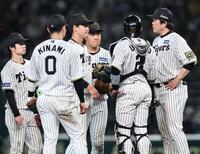 　６回、悪送球で勝ち越しを許した大山（右から３人目）はマウンドに集まり悔しがる（撮影・田中太一）