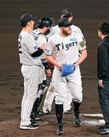 　６回、怒りの表情を見せ降板するビーズリー（撮影・立川洋一郎）