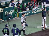 　６回、大山からの送球がそれて捕球できず勝ち越され、肩を落とす捕手・梅野。手前は生還した（左から）増田と山田（撮影・立川洋一郎）