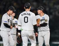 　６回、悪送球で勝ち越しを許した大山（右）はマウンドに集まり悔しがる（撮影・田中太一）
