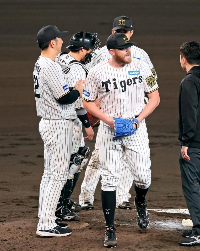 　６回、怒りの表情を見せ降板するビーズリー（撮影・立川洋一郎）