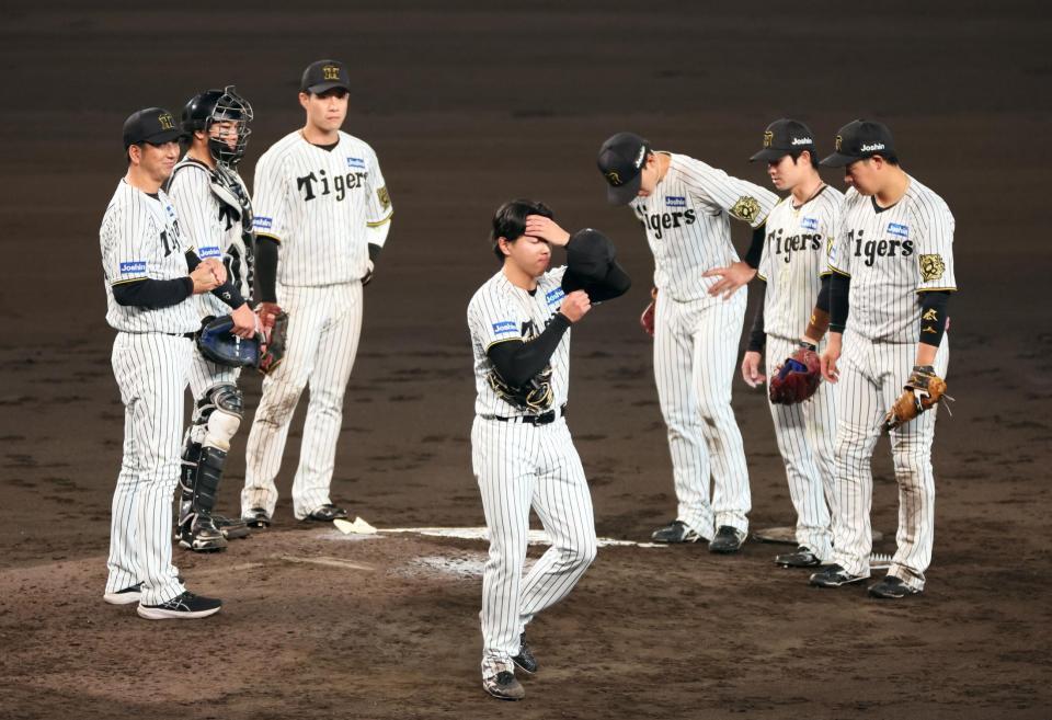 　６回、同点に追いつかれて降板する工藤（中央）＝撮影・立川洋一郎