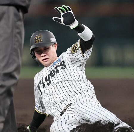 　２回、小幡の犠飛で三塁へすべり込む木浪（撮影・田中太一）