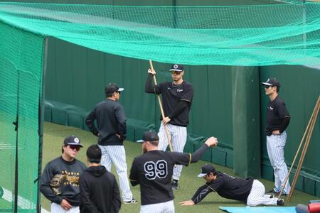 　練習に合流した佐藤輝（撮影・立川洋一郎）