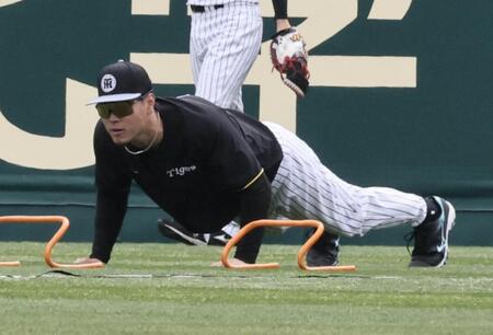 　腕立て伏せをする佐藤輝（撮影・田中太一）