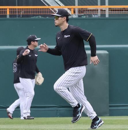 　走り込む佐藤輝（撮影・田中太一）