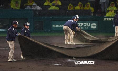 　雨が強くなり、グラウンドにシートが敷かれる（撮影・山口登）